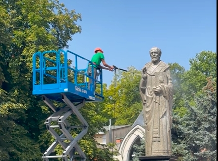 У Миколаєві завдяки німцям відмили пам'ятник Святому Миколаю (відео) У Миколаєві завдяки німцям відмили пам'ятник Святому Миколаю (відео)