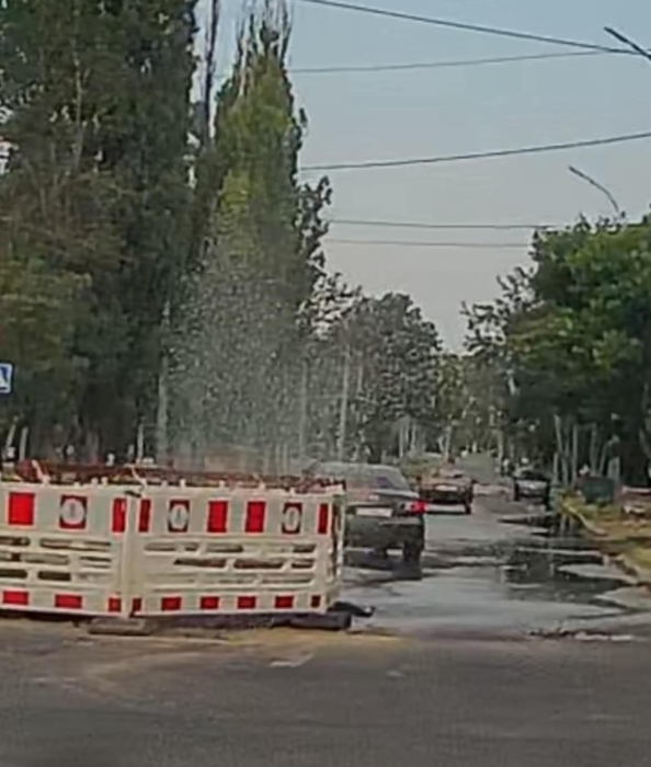 В Николаеве образовался новый «фонтан» - посреди дороги в центре города (фото) В Николаеве образовался новый «фонтан» - посреди дороги в центре города (фото)