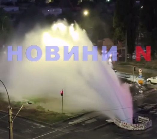 Огромный «гейзер» возник в Николаеве (видео) Огромный «гейзер» возник в Николаеве (видео)
