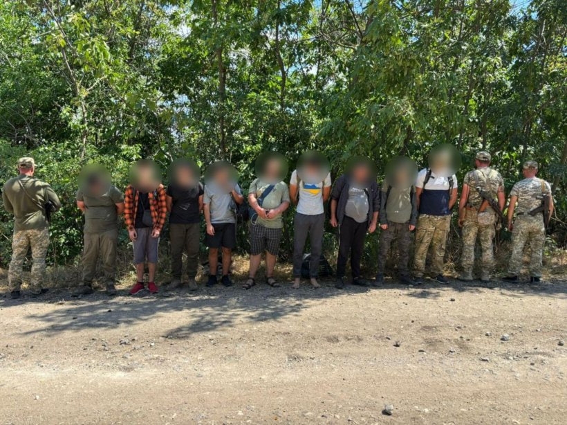 Три доби йшли до кордону: під Молдовою затримали чоловіків Три доби йшли до кордону: під Молдовою затримали чоловіків