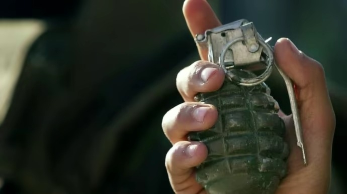 Чоловік з гранатою намагався взяти в заручників працівників ТЦК на вулиці в Черкасах Чоловік з гранатою намагався взяти в заручників працівників ТЦК на вулиці в Черкасах