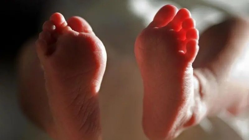 Мати залишила новонароджену дитину під лавкою на вулиці Мати залишила новонароджену дитину під лавкою на вулиці