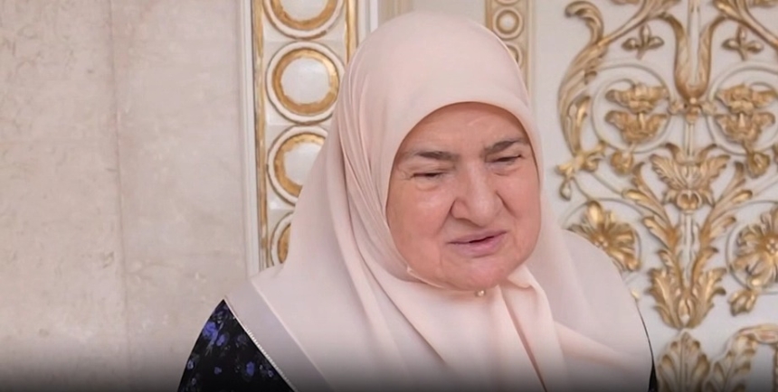 Мать Кадырова награждена орденом «За заслуги перед Херсонской областью» Мать Кадырова награждена орденом «За заслуги перед Херсонской областью»