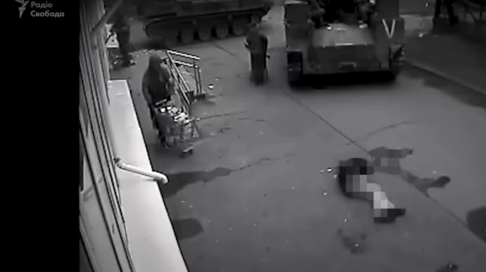 Опубликовано ранее неизвестное видео расстрела пенсионера в Буче и мародерства армии РФ (видео) Опубликовано ранее неизвестное видео расстрела пенсионера в Буче и мародерства армии РФ (видео)