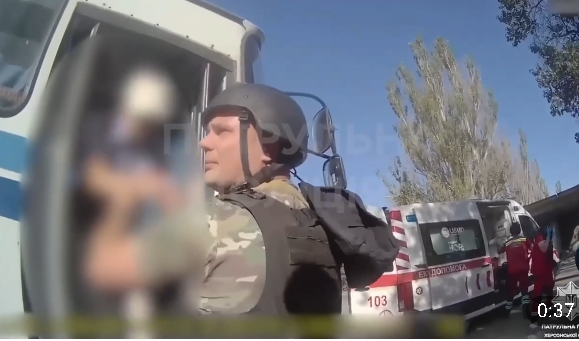 Опубликовано видео первых минут после смертоносного удара по автобусу под Херсоном Опубликовано видео первых минут после смертоносного удара по автобусу под Херсоном