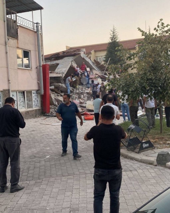 В Турции произошло разрушительное землетрясение магнитудой 6,1 (видео) В Турции произошло разрушительное землетрясение магнитудой 6,1 (видео)