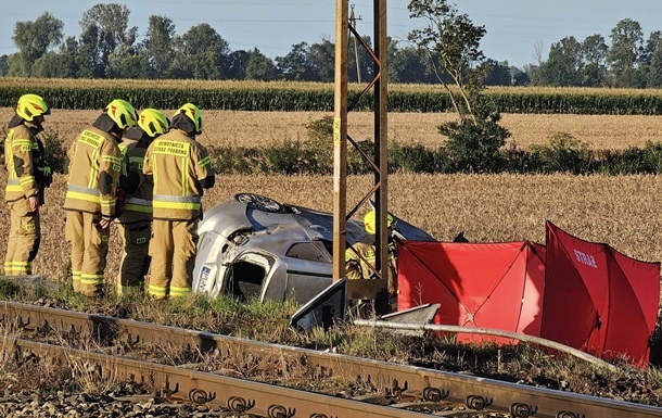 У Польщі авто зіткнулося з потягом, загинув поліцейський У Польщі авто зіткнулося з потягом, загинув поліцейський
