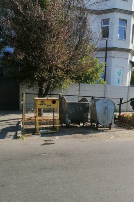 Площадка для сбора мусора в центре Николаева превратилась в свалку Площадка для сбора мусора в центре Николаева превратилась в свалку