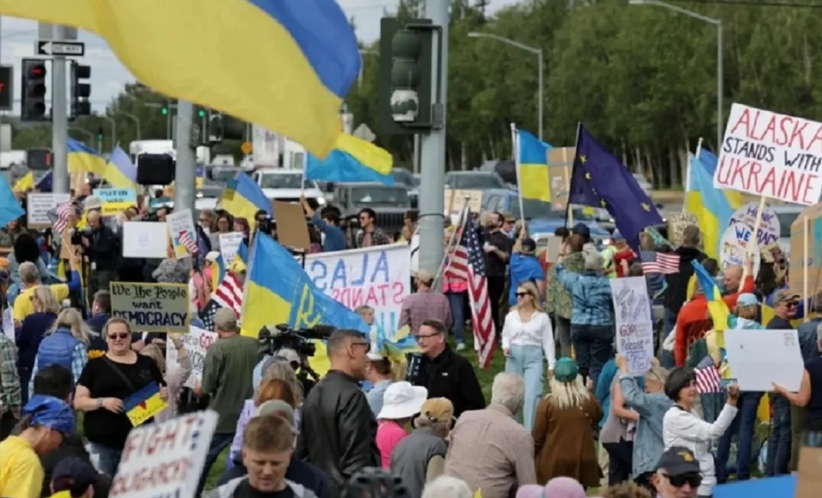 Возле военной базы, где проходит саммит Трампа и Путина, проходит митинг Возле военной базы, где проходит саммит Трампа и Путина, проходит митинг