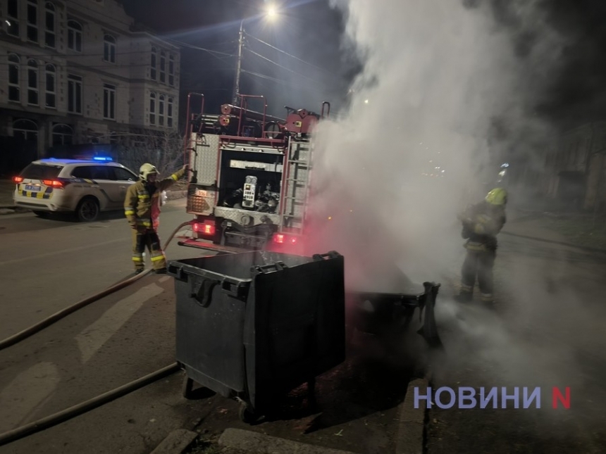 Пластиковий контейнер для сміття горів у Миколаєві Пластиковий контейнер для сміття горів у Миколаєві
