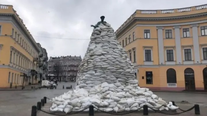 Понад 20 ворожих дронів летять до Одеси: у місті лунають вибухи Понад 20 ворожих дронів летять до Одеси: у місті лунають вибухи