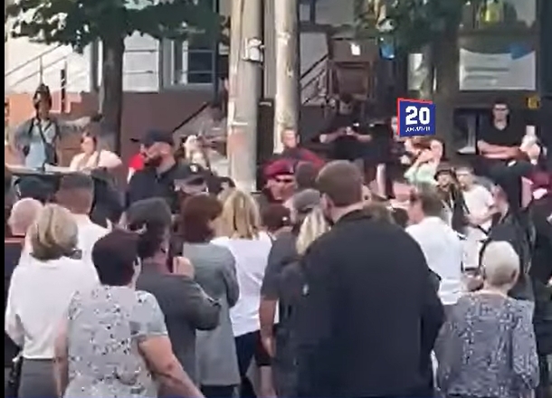 Собрались сотни людей: в Виннице толпа мешала полицейским отвезти мужчину в ТЦК (видео) Собрались сотни людей: в Виннице толпа мешала полицейским отвезти мужчину в ТЦК (видео)