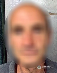 Кидався з ножем на перехожих: у Херсоні поліцейські затримали неадеквата Кидався з ножем на перехожих: у Херсоні поліцейські затримали неадеквата
