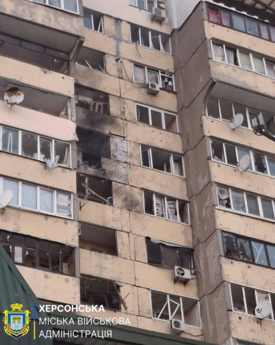 Россияне атаковали дроном многоэтажку в Херсоне: есть пострадавшие Россияне атаковали дроном многоэтажку в Херсоне: есть пострадавшие