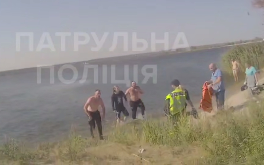 В Николаеве патрульные спасли тонущего в реке мальчика: видео с бодикамер В Николаеве патрульные спасли тонущего в реке мальчика: видео с бодикамер