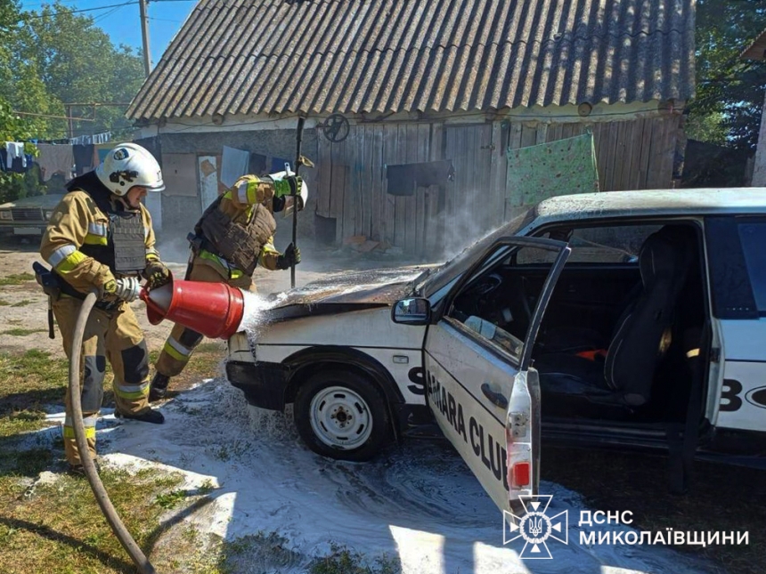 ВАЗ загорелся во дворе дома в Николаевской области (фото) ВАЗ загорелся во дворе дома в Николаевской области (фото)