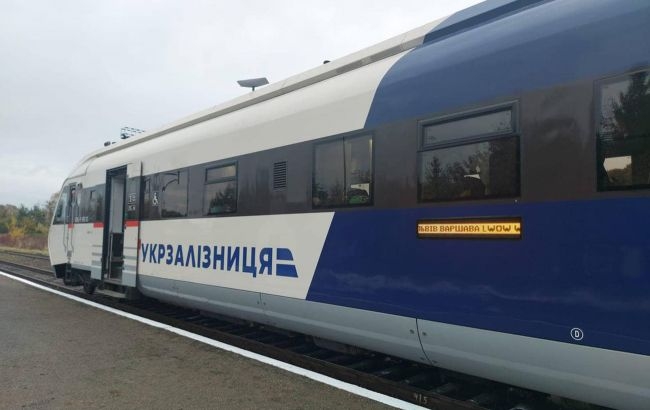 Поїзди затримуються через масований обстріл України Поїзди затримуються через масований обстріл України