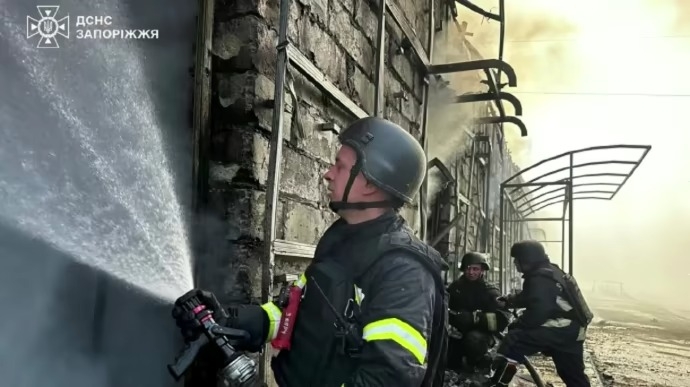 В Запорожье россияне попали в предприятие, возник пожар В Запорожье россияне попали в предприятие, возник пожар