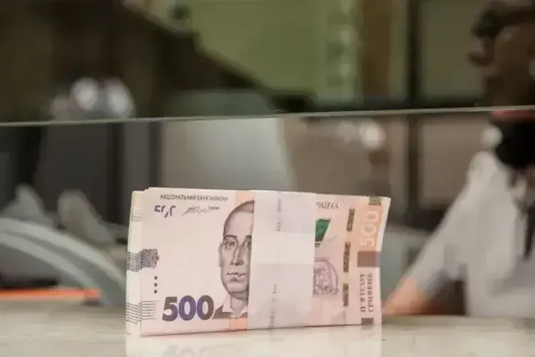 В Україні підняли зарплати чиновникам: де платять понад 100 тис. грн В Україні підняли зарплати чиновникам: де платять понад 100 тис. грн