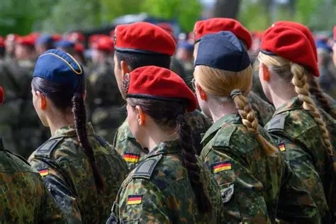 Канцлер Германии допустил обязательный призыв - в том числе и для женщин Канцлер Германии допустил обязательный призыв - в том числе и для женщин