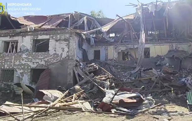 Вранці РФ завдала удару по Херсону: є загиблі та поранені Вранці РФ завдала удару по Херсону: є загиблі та поранені