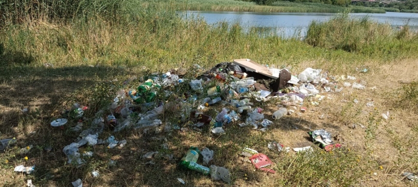 Берег річки під Вознесенськом перетворили на звалище: прибрали після скарг мешканців Берег річки під Вознесенськом перетворили на звалище: прибрали після скарг мешканців