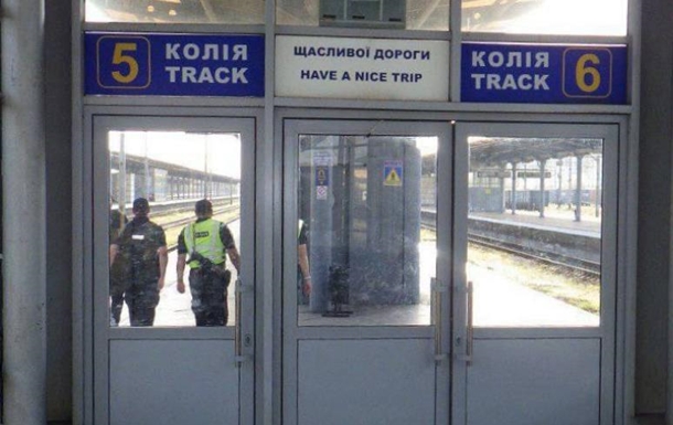 В Киеве умер мужчина, которого ударило током на крыше электропоезда (видео) В Киеве умер мужчина, которого ударило током на крыше электропоезда (видео)