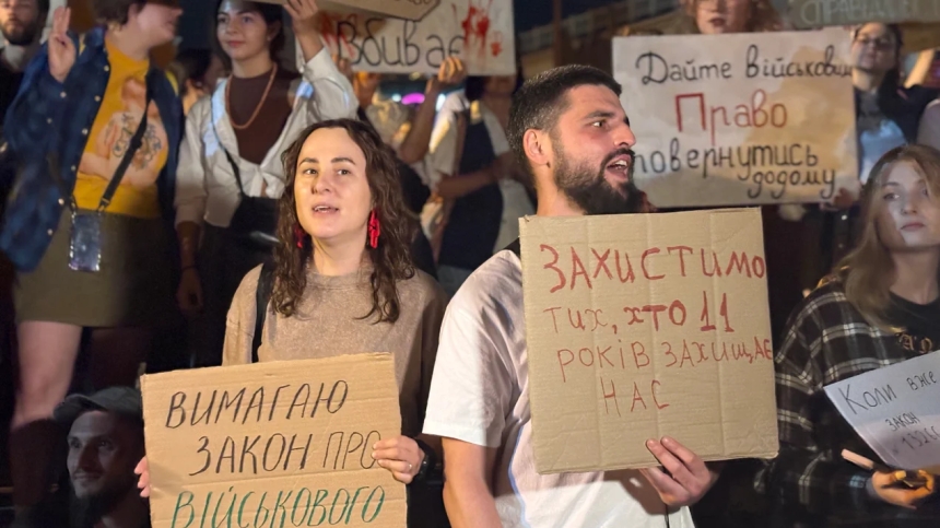 В Киеве протестовали против более жестких наказаний для военных (фото) В Киеве протестовали против более жестких наказаний для военных (фото)