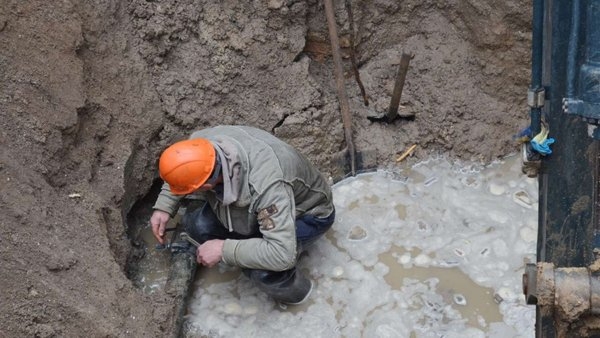 На Намиві знову “потоп”: мешканці залишилися без води (відео) На Намиві знову “потоп”: мешканці залишилися без води (відео)
