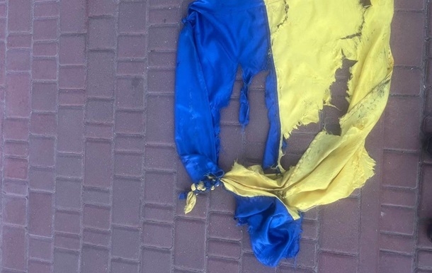 В Кропивницком мужчина сорвал и растоптал флаг Украины В Кропивницком мужчина сорвал и растоптал флаг Украины