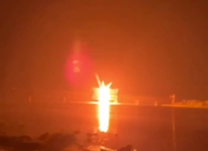 Росія вдарила по мосту у Кременчуці: рух перекритий (фото) Росія вдарила по мосту у Кременчуці: рух перекритий (фото)