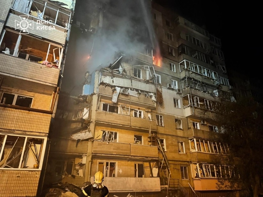 Первые минуты после удара россиян по Киеву, снятые на бодикамеры патрульных (видео) Первые минуты после удара россиян по Киеву, снятые на бодикамеры патрульных (видео)