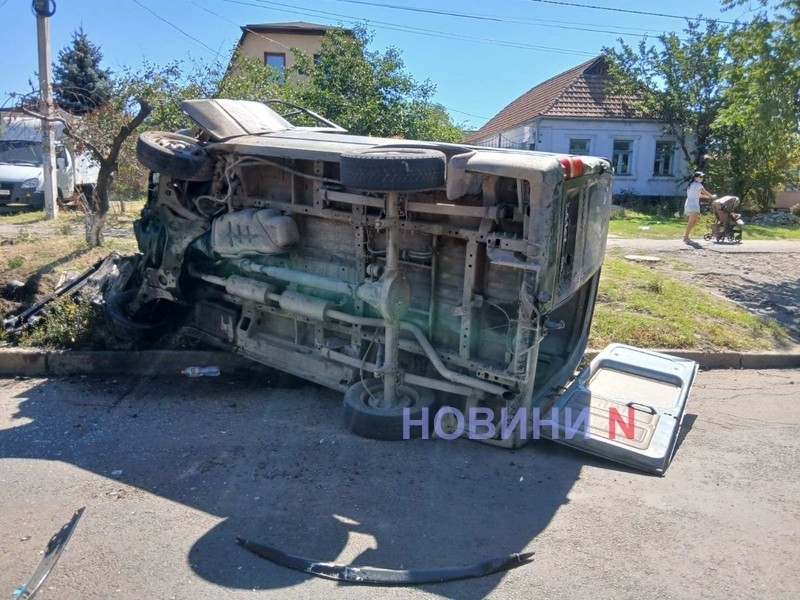 Видео момента ДТП с 3 пострадавшими в Николаеве, в котором «Тесла» перевернула микроавтобус Видео момента ДТП с 3 пострадавшими в Николаеве, в котором «Тесла» перевернула микроавтобус