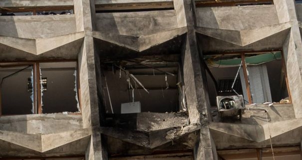 Россияне ударили по центру города Сумы: пострадало здание ОВА Россияне ударили по центру города Сумы: пострадало здание ОВА