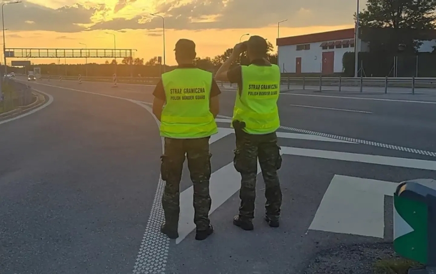 В Польше у границы с Беларусью обнаружили обломки неизвестного летающего объекта В Польше у границы с Беларусью обнаружили обломки неизвестного летающего объекта