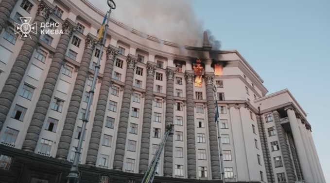 МВД подтвердило, что на здание Кабмина упали обломки "Искандера" МВД подтвердило, что на здание Кабмина упали обломки "Искандера"