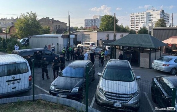 Натовп людей завадив співробітникам ТЦК і пошкодив їхній автомобіль Натовп людей завадив співробітникам ТЦК і пошкодив їхній автомобіль