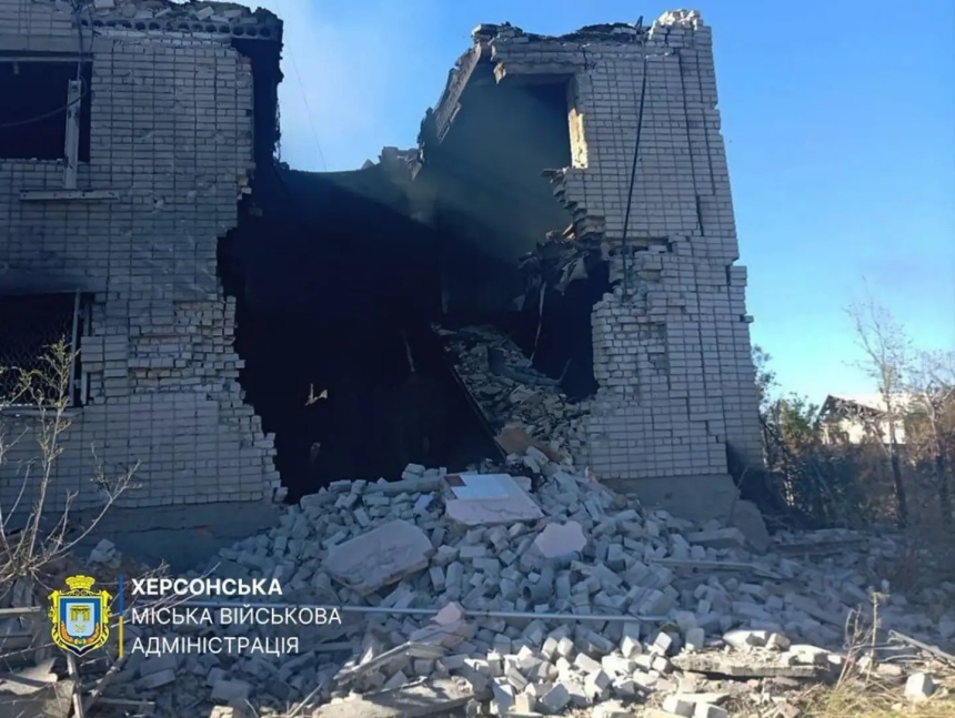 Армія РФ зруйнувала адмінбудівлю на Херсонщині Армія РФ зруйнувала адмінбудівлю на Херсонщині