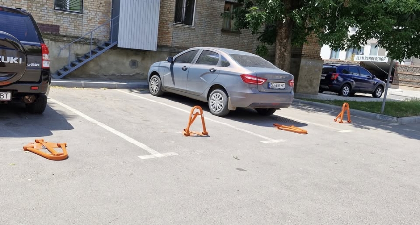Парковочные барьеры установили в Николаеве: жители требуют проверить законность Парковочные барьеры установили в Николаеве: жители требуют проверить законность
