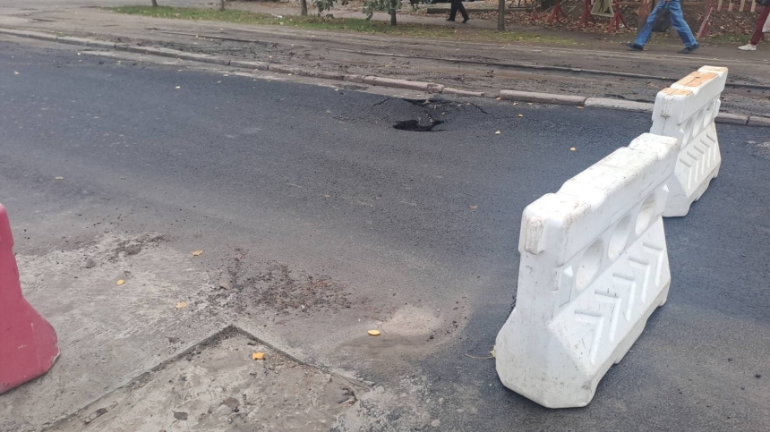 Свежеуложенный асфальт провалился в центре Николаева Свежеуложенный асфальт провалился в центре Николаева