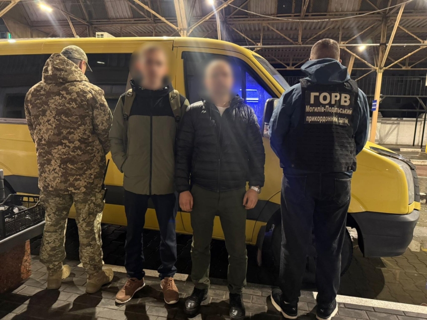 Винничанин попытался спрятаться от пограничников под подушками (видео) Винничанин попытался спрятаться от пограничников под подушками (видео)