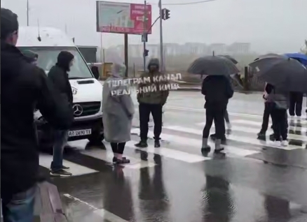 Мешканці ЖК перекрили дорогу під Києвом через відсутність води та світла Мешканці ЖК перекрили дорогу під Києвом через відсутність води та світла