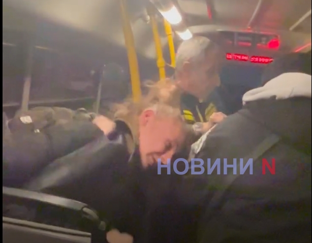 Бійка у миколаївській маршрутці: п'яні пасажири побили водія (відео) Бійка у миколаївській маршрутці: п'яні пасажири побили водія (відео)