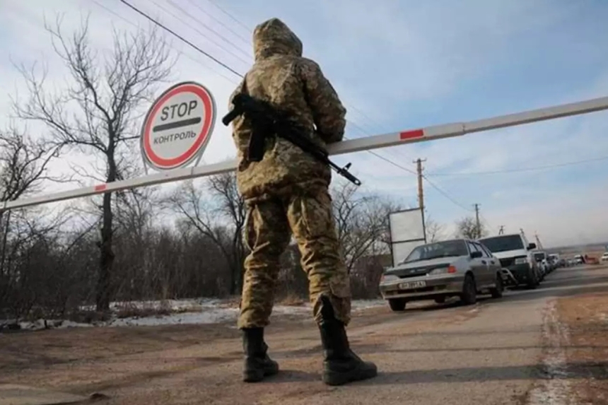 Водитель избил полицейского на блокпосту в Николаевской области, - СМИ Водитель избил полицейского на блокпосту в Николаевской области, - СМИ