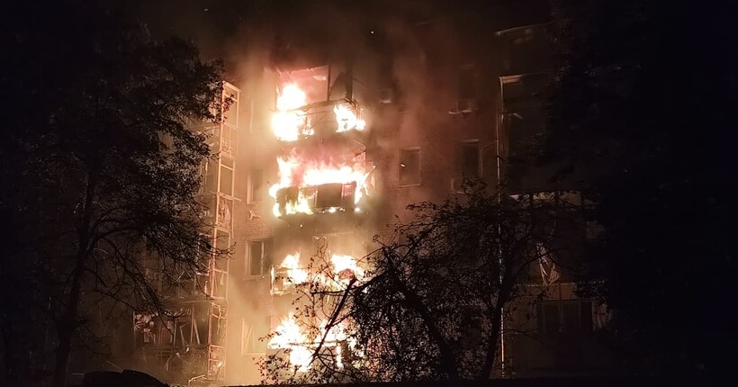 Нежин попал под обстрел: дроны попали в "Новую почту" и многоэтажку Нежин попал под обстрел: дроны попали в "Новую почту" и многоэтажку