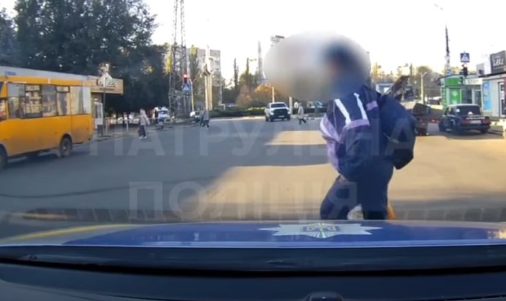 Жінка отримала штраф за перехід дороги у недозволеному місці у Миколаєві (відео) Жінка отримала штраф за перехід дороги у недозволеному місці у Миколаєві (відео)