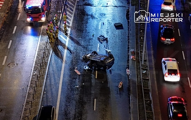 В Варшаве перевернулся автомобиль посольства России В Варшаве перевернулся автомобиль посольства России
