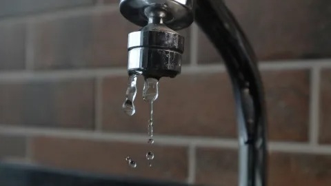 В Николаеве целая улица осталась без воды из-за аварии В Николаеве целая улица осталась без воды из-за аварии