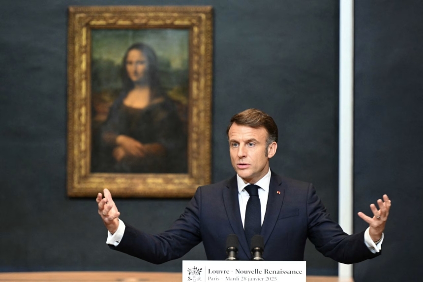 Макрон прокоментував крадіжку цінностей із Лувру Макрон прокоментував крадіжку цінностей із Лувру