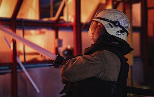 Дрон поцілив у житловий будинок у Херсоні: зайнялась пожежа, двоє постраждалих Дрон поцілив у житловий будинок у Херсоні: зайнялась пожежа, двоє постраждалих